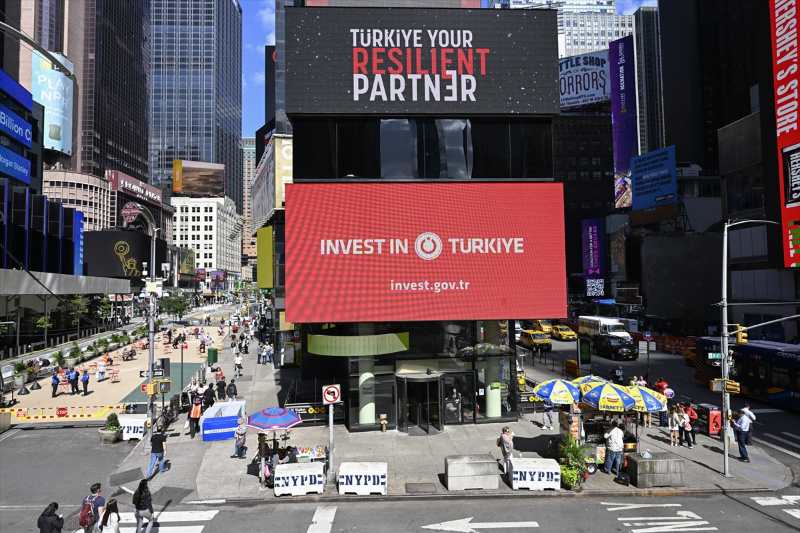Times Meydanı'ndaki dijital panolarda "Invest in Türkiye" mesajı yayımlandı 31
