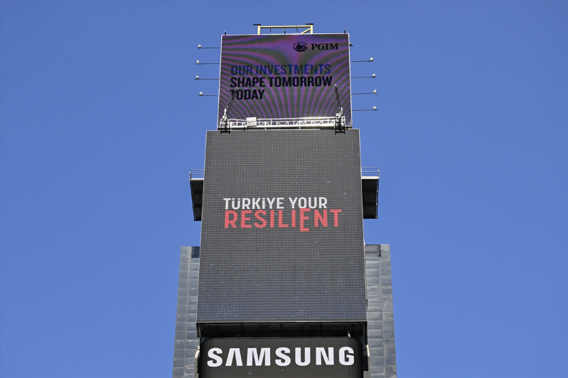 Times Meydanı'ndaki dijital panolarda "Invest in Türkiye" mesajı yayımlandı 23