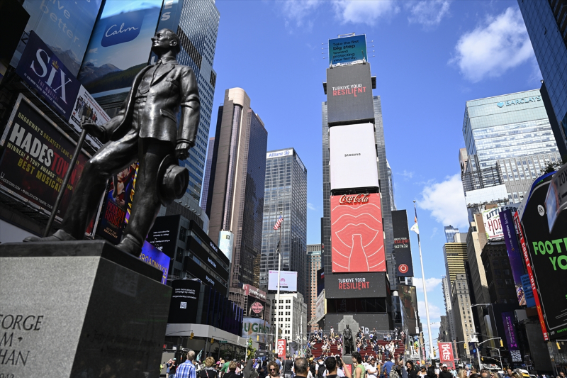 Times Meydanı'ndaki dijital panolarda "Invest in Türkiye" mesajı yayımlandı 33