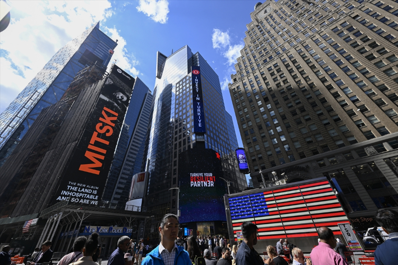 Times Meydanı'ndaki dijital panolarda "Invest in Türkiye" mesajı yayımlandı 39