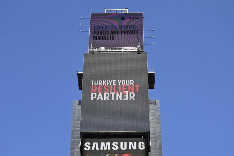 Times Meydanı'ndaki dijital panolarda "Invest in Türkiye" mesajı yayımlandı 25