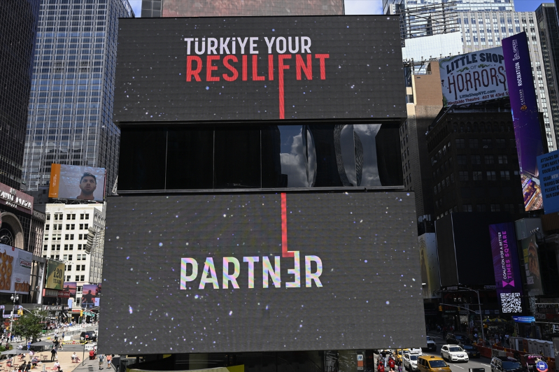 Times Meydanı'ndaki dijital panolarda "Invest in Türkiye" mesajı yayımlandı 38