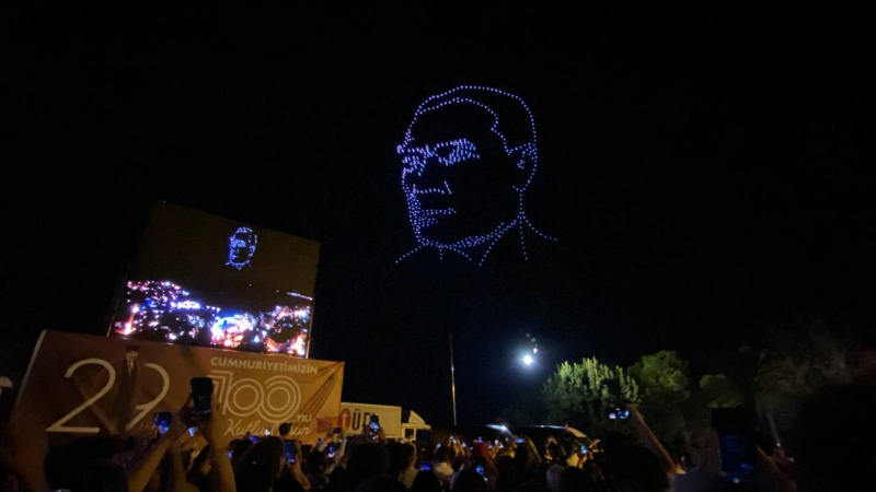 Antalya semalarında Cumhuriyet'in 100. yılı dolayısıyla 500 dronla ışık gösterisi 1