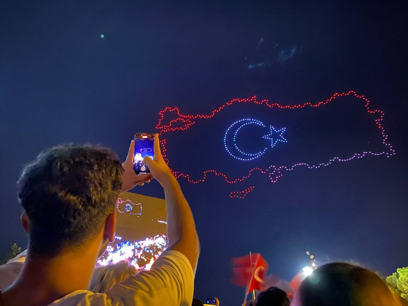 Antalya semalarında Cumhuriyet'in 100. yılı dolayısıyla 500 dronla ışık gösterisi 10