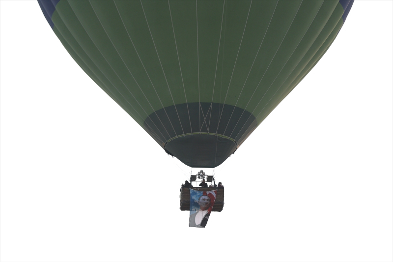 Kapadokya'da balonlar Türk bayrağı ve Atatürk posteriyle uçtu 1