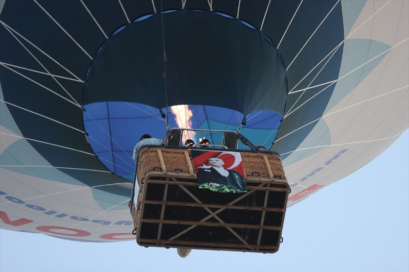 Kapadokya'da balonlar Türk bayrağı ve Atatürk posteriyle uçtu 2