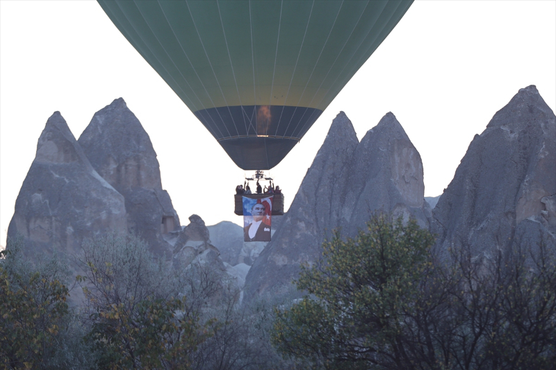 Kapadokya'da balonlar Türk bayrağı ve Atatürk posteriyle uçtu 6