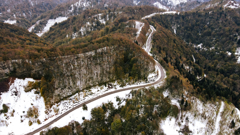 Ağaçları sonbahar renkleriyle süslü Çam Dağı kar yağışının ardından beyaz örtüyle kaplandı 4