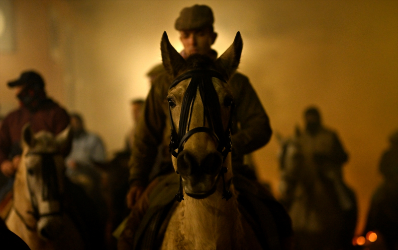 İspanya'da "kötülükleri kovmak için" atlar ateş üzerinden atlatıldı 1