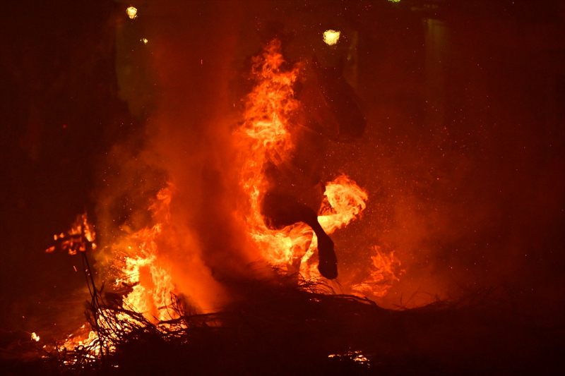 İspanya'da "kötülükleri kovmak için" atlar ateş üzerinden atlatıldı 7