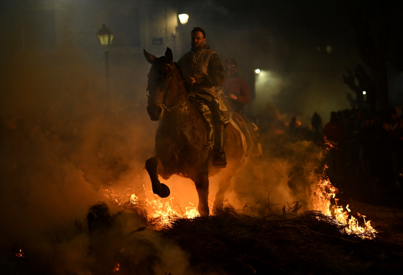 İspanya'da "kötülükleri kovmak için" atlar ateş üzerinden atlatıldı 5