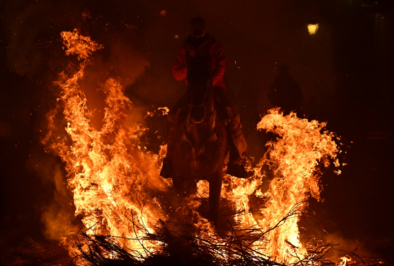 İspanya'da "kötülükleri kovmak için" atlar ateş üzerinden atlatıldı 19