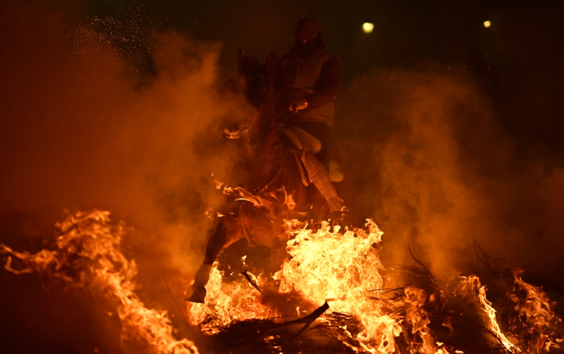 İspanya'da "kötülükleri kovmak için" atlar ateş üzerinden atlatıldı 12