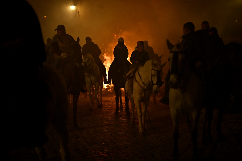 İspanya'da "kötülükleri kovmak için" atlar ateş üzerinden atlatıldı