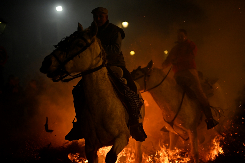 İspanya'da "kötülükleri kovmak için" atlar ateş üzerinden atlatıldı 9