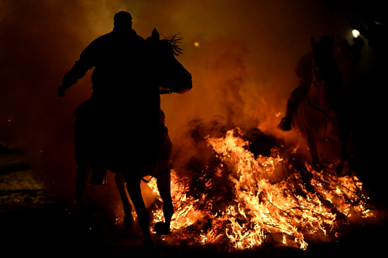 İspanya'da "kötülükleri kovmak için" atlar ateş üzerinden atlatıldı 8