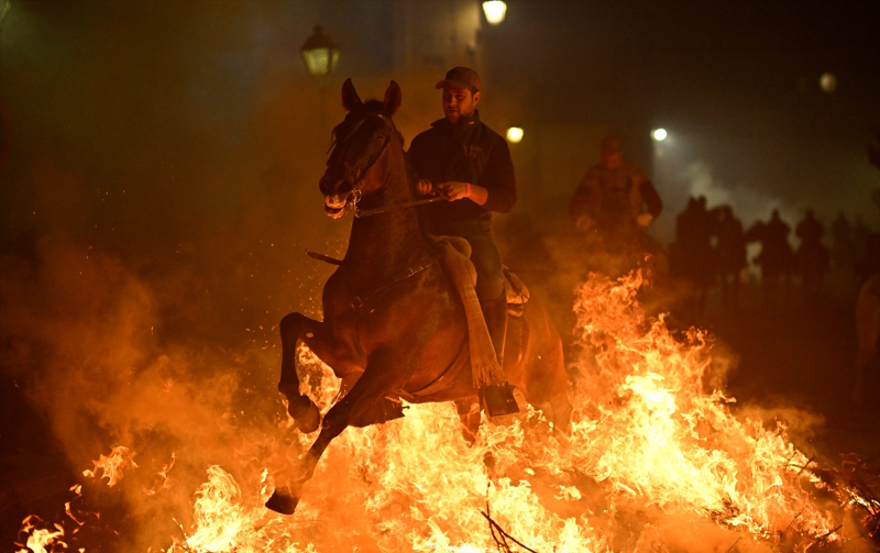 İspanya'da "kötülükleri kovmak için" atlar ateş üzerinden atlatıldı 17