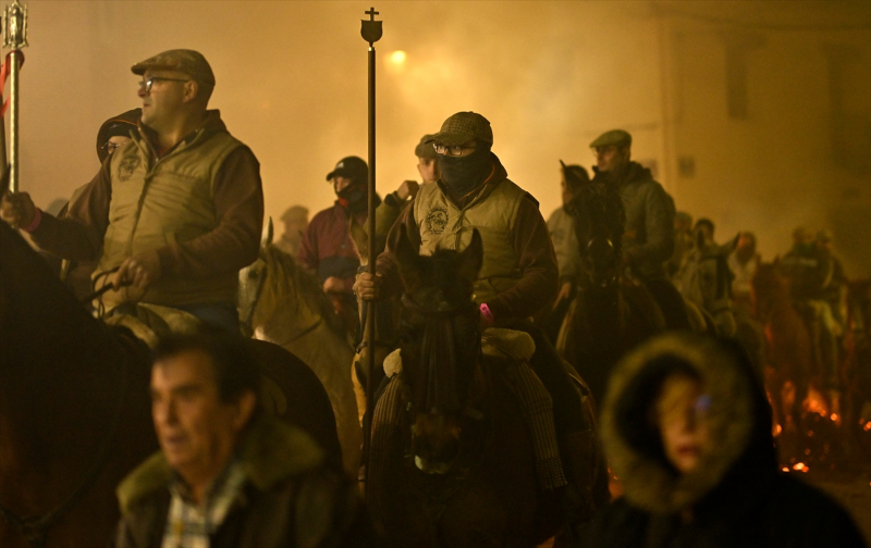 İspanya'da "kötülükleri kovmak için" atlar ateş üzerinden atlatıldı 21