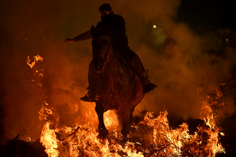 İspanya'da "kötülükleri kovmak için" atlar ateş üzerinden atlatıldı 23
