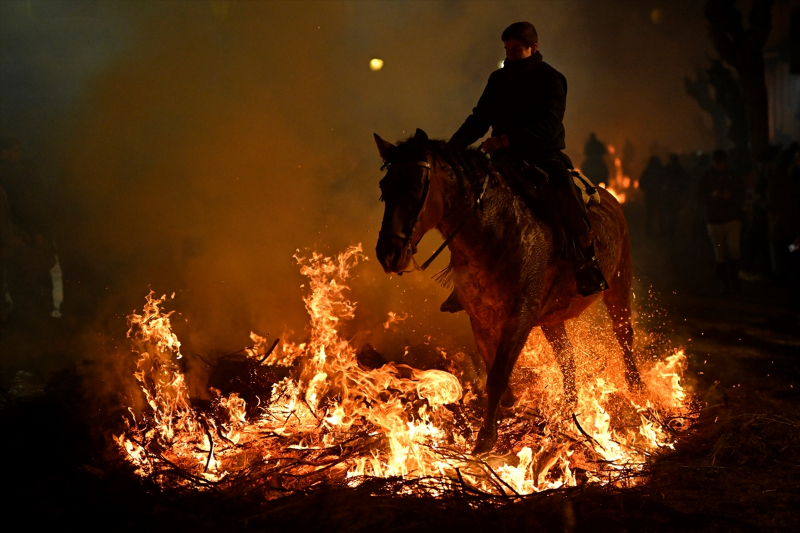 İspanya'da "kötülükleri kovmak için" atlar ateş üzerinden atlatıldı 26