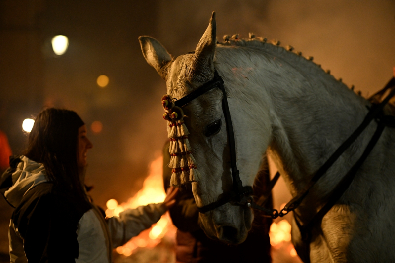 İspanya'da "kötülükleri kovmak için" atlar ateş üzerinden atlatıldı 25