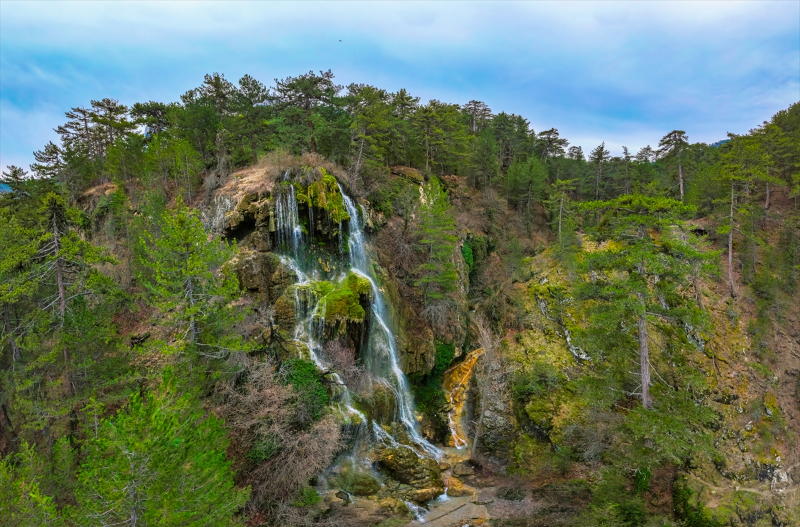 Uyuzsuyu Şelalesi, kış mevsiminde de ziyaretçilerine güzel manzaralar sunuyor 3