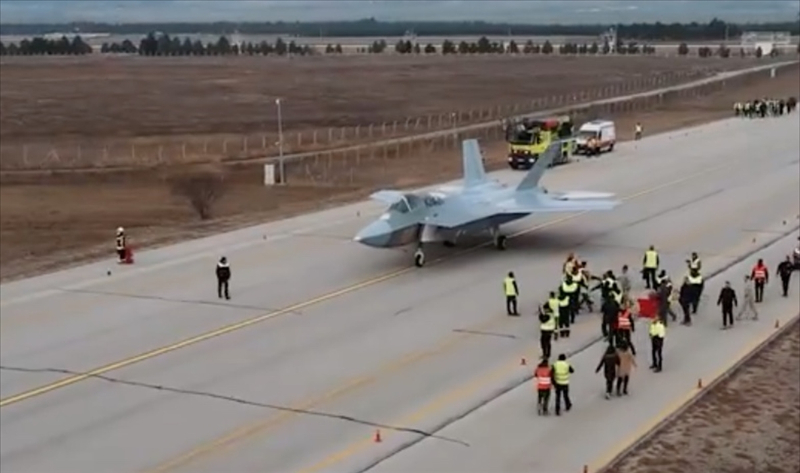 Türkiye'nin milli muharip uçağı KAAN ilk uçuşunu gerçekleştirdi 13