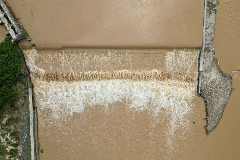 Çin'de yaşanan sele dönüşen şiddetli yağış Guangdong eyaletini vurdu 1