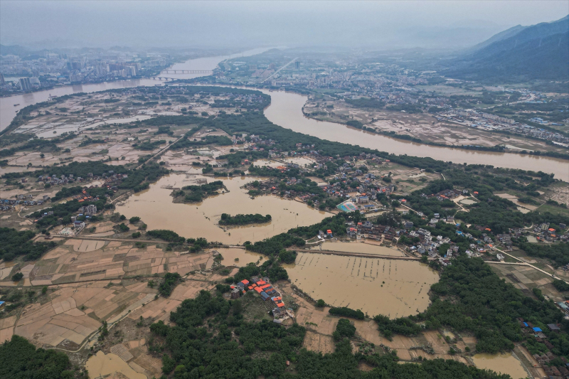 Çin'de yaşanan sele dönüşen şiddetli yağış Guangdong eyaletini vurdu 6