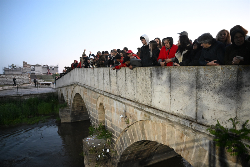 Edirne'de dilekler Tunca Nehri'ne bırakıldı