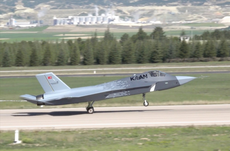 Milli muharip uçak KAAN, ikinci uçuşunu başarıyla tamamladı 13