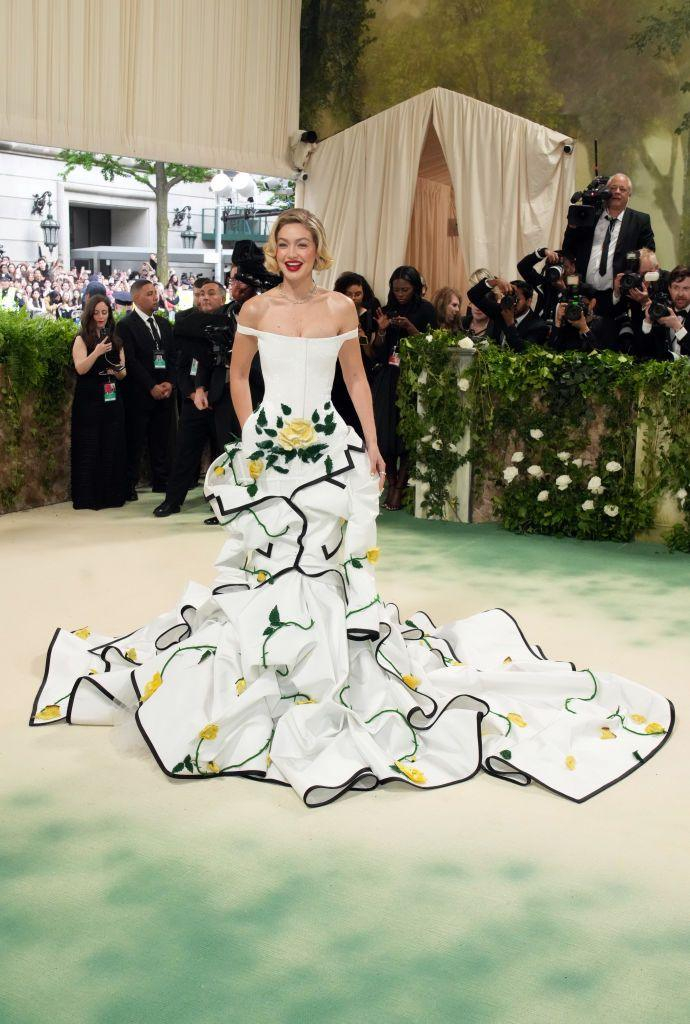 Met Gala şıklığı, fotoğraflardan bile taştı! 4