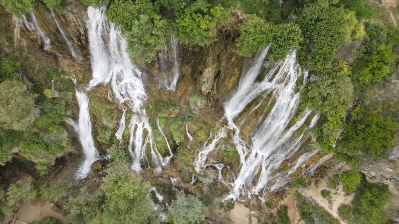 Erzincan'da baharda debisi artan Girlevik Şelalesi ziyaretçilerini ağırlıyor 2