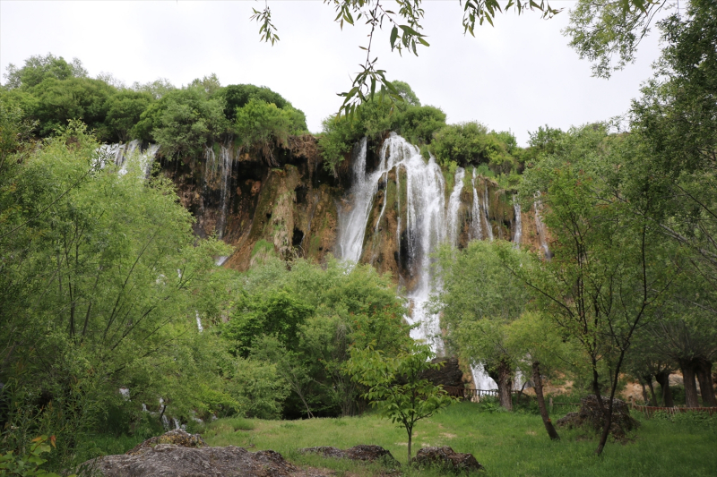 Erzincan'da baharda debisi artan Girlevik Şelalesi ziyaretçilerini ağırlıyor 4