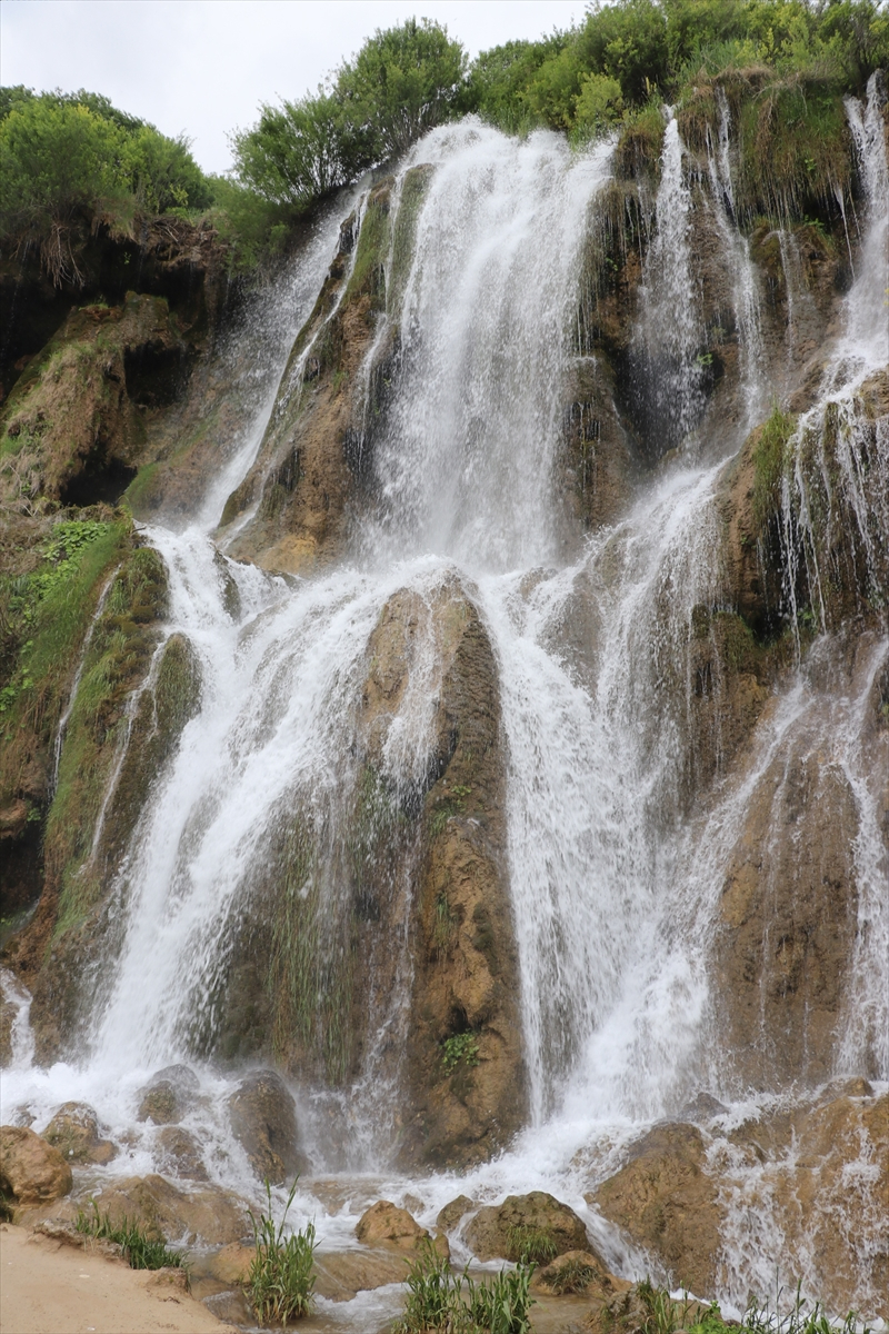 Erzincan'da baharda debisi artan Girlevik Şelalesi ziyaretçilerini ağırlıyor 6