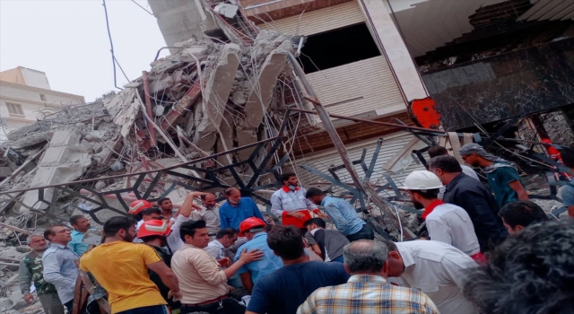 İran’da çöken 10 katlı binada 4 kişi hayatını kaybetti