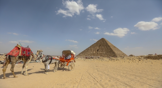 Mısır’daki Giza piramitleri halen tüm dünyanın ilgisini çekiyor