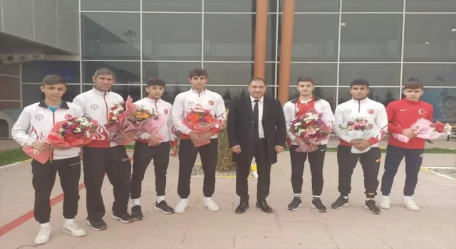 Yaz Spor Oyunları’nda bronz madalya kazanan boksörler, Erzurum’da coşkuyla karşılandı