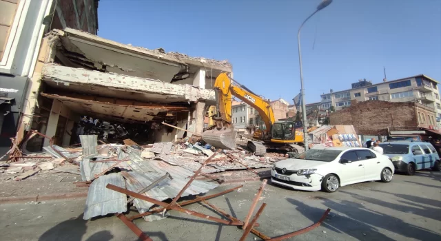 Kadıköy’de boş binanın yıkımı sırasında çökme meydana geldi 