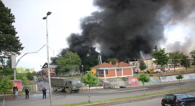Kuzey Makedonya’nın Kalkandelen şehrinde eski fabrikada yangın çıktı