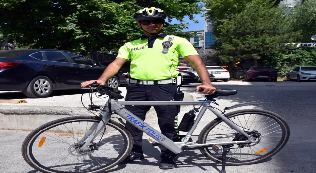 Kırıkkale’nin tek ”bisikletli trafik polisi” farkındalık için pedal çeviriyor