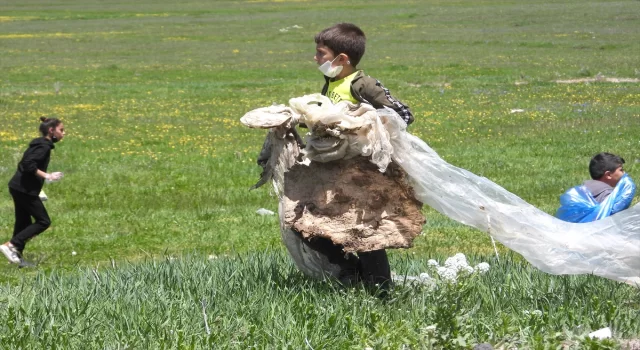 Kars’ta ”Türkiye Çevre Haftası” etkinlikleri kapsamında doğadaki çöpler toplandı