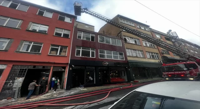 Kağıthane’de bir binanın çatı katında çıkan yangın söndürüldü 