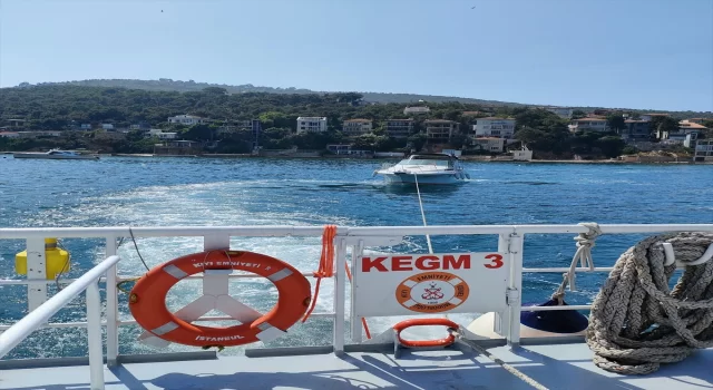 Burgazada açıklarında arıza nedeniyle sürüklenen tekne kurtarıldı