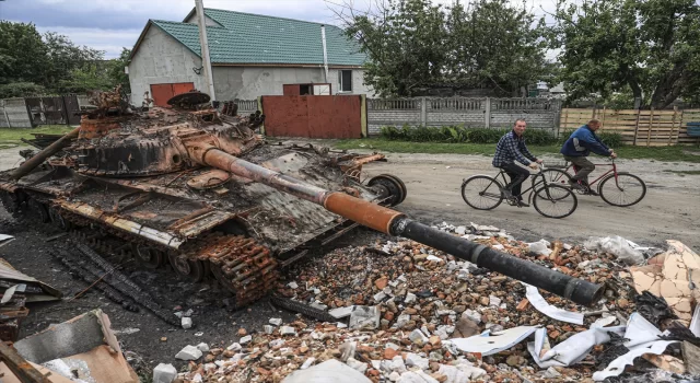 Ukrayna’daki çatışmalarda enkaza dönen Zahaltsi köyünde savaşın izleri silinmeye çalışılıyor