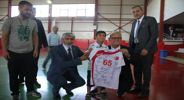 Hentbol Federasyonu Başkanı Kılıç, 10 yaşındaki Serkan’a verdiği maç sözünü yerine getirdi