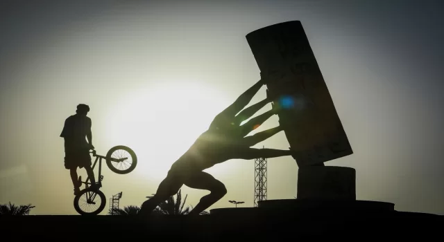 Irak’ta ”bisikletle akrobasi şovu” yapan gençler şiddetten uzak eğlenceli bir yaşam istiyor