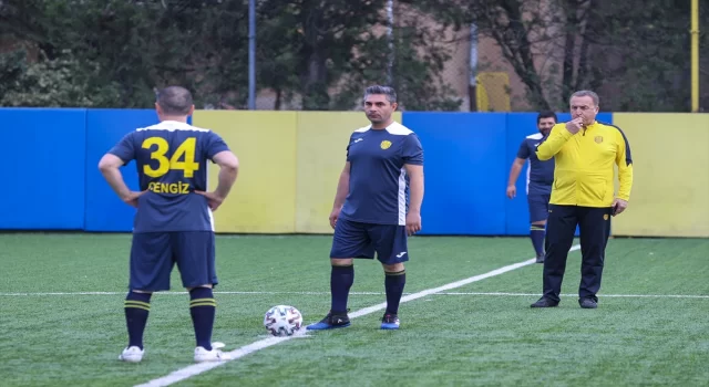 MKE Ankaragücü’nün yöneticileri, eski futbolcularla birliktelik maçı yaptı