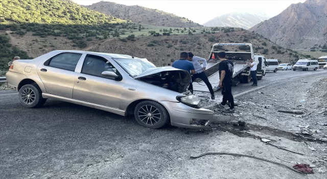 Hakkari’de otomobille hafif ticari araç çarpıştı, biri ağır 7 kişi yaralandı