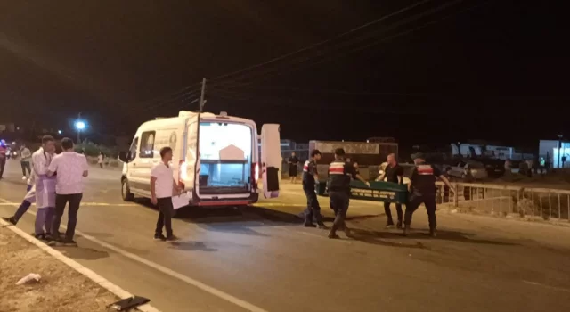 Mersin’de kamyonla çarpışan motosikletteki kadın ile kızı öldü, kocası yaralandı